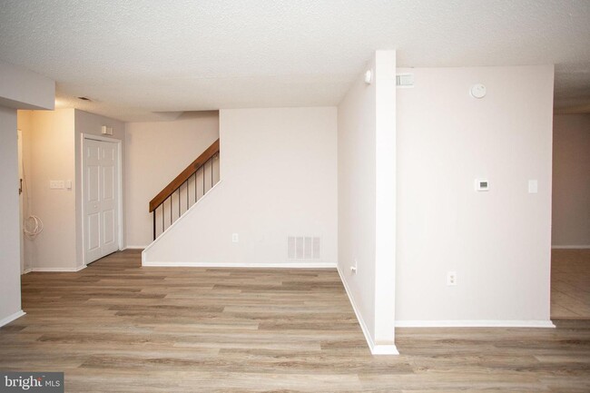 Building Photo - 20 Chiswick Dr