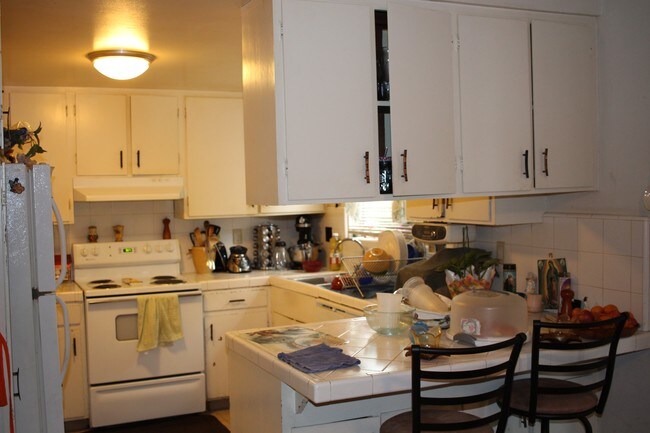 Large Kitchen - 3860 Barker Dr