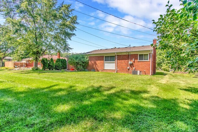 Foto del edificio - 16345 Pollyanna St