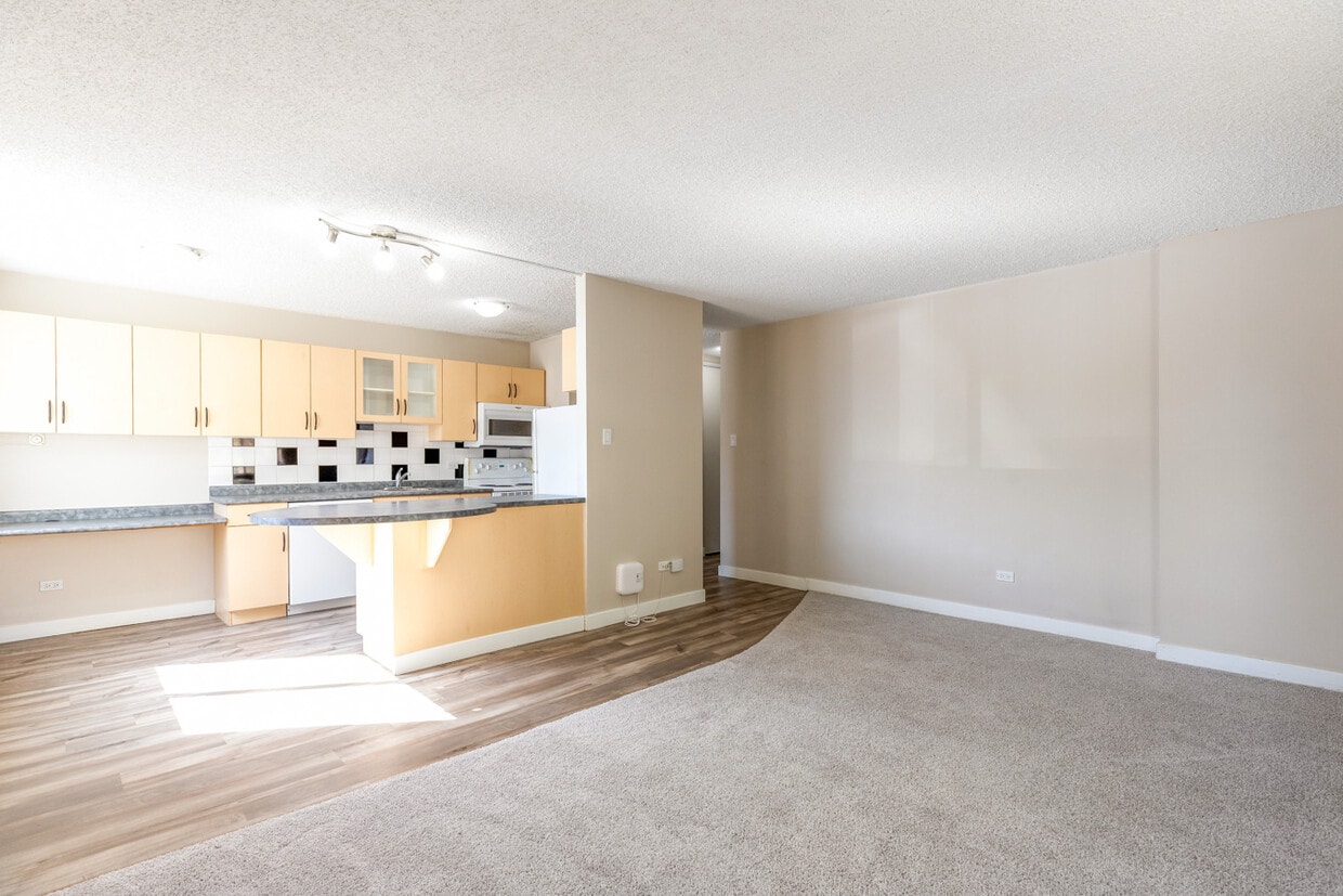 Primary Photo - 11147 Whyte Ave NW