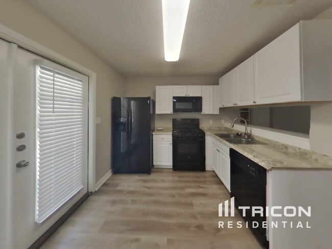 Building Photo - 206 Royal Dr