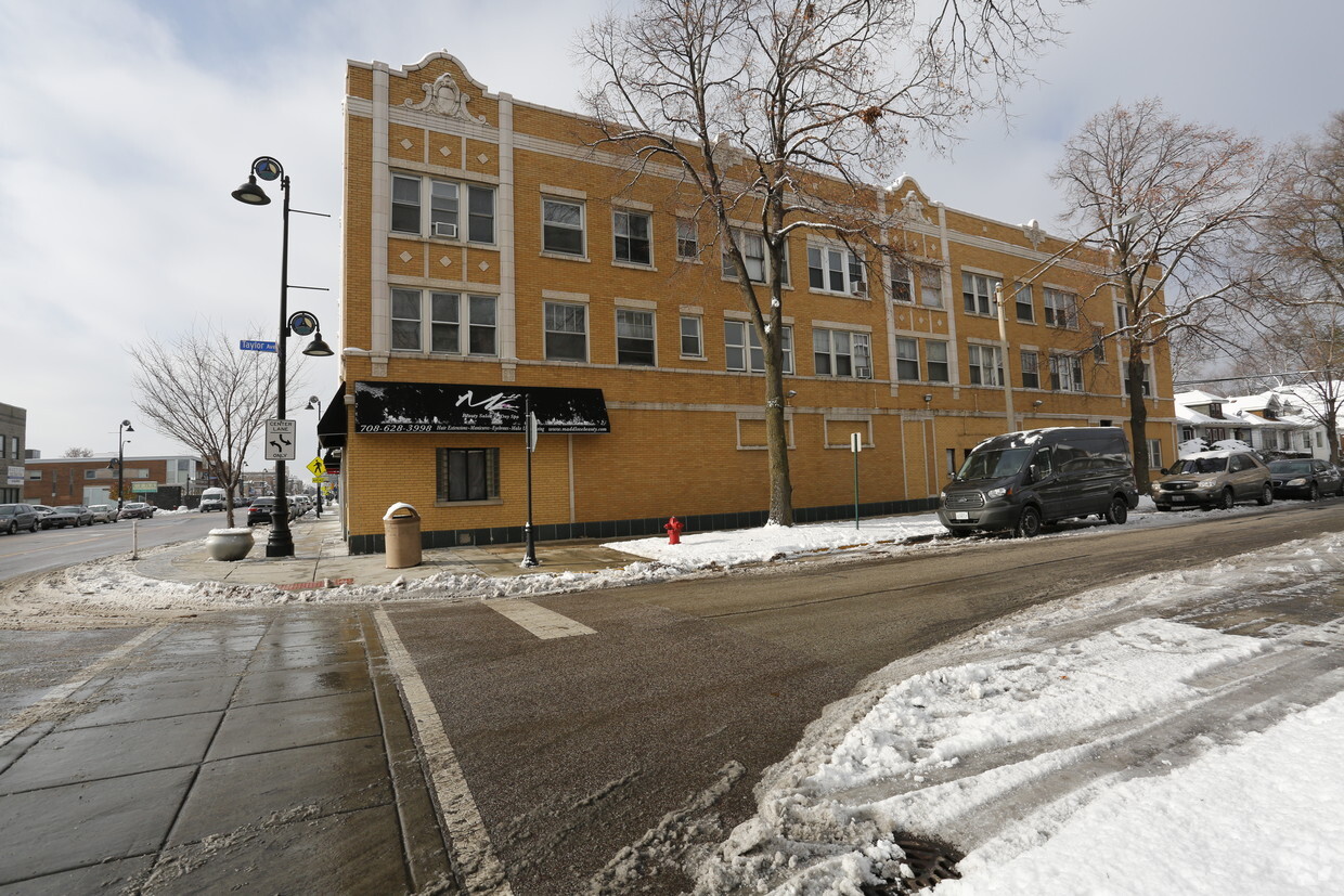 Building Photo - 6126-6134 W Roosevelt Rd