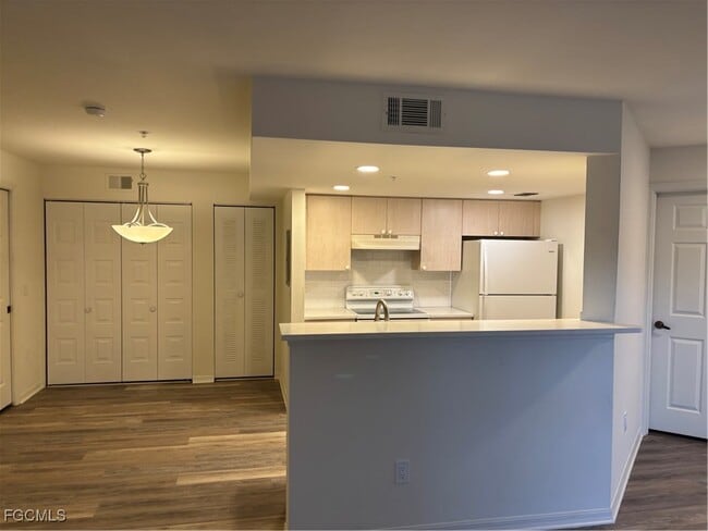 Foto del edificio - 1755 Four Mile Cove Pkwy