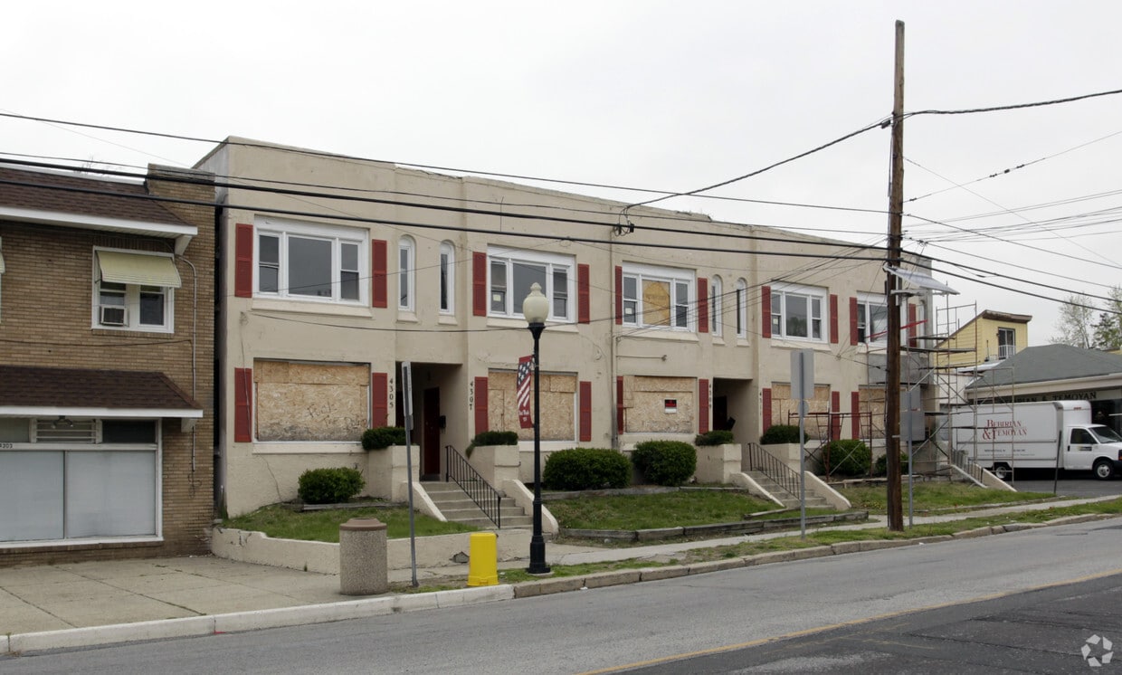 Building Photo - 4305-4313 W Maple Ave
