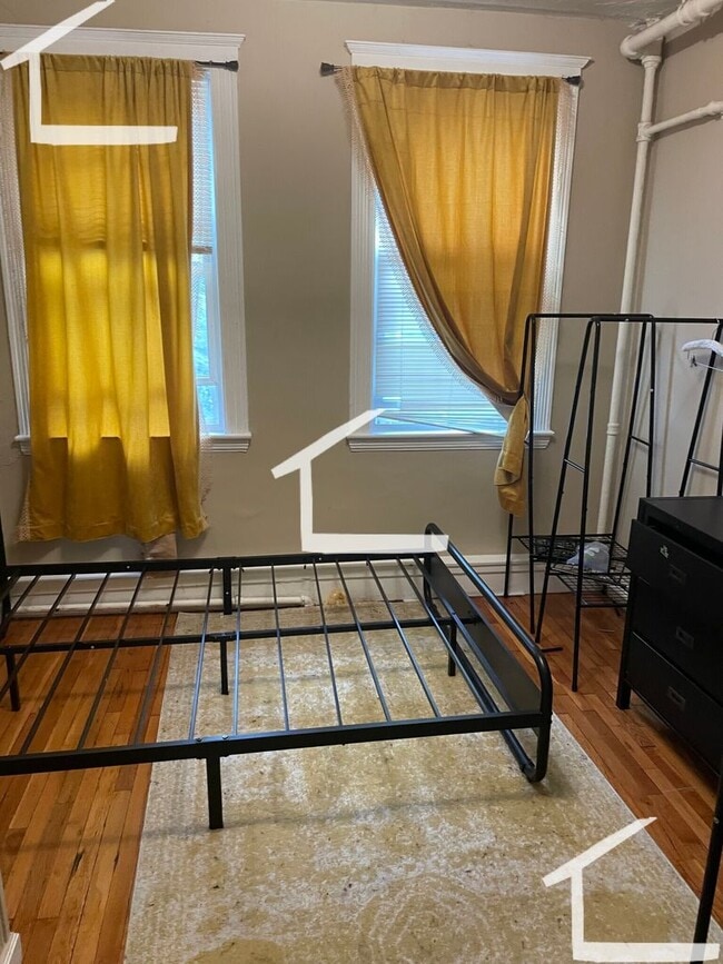 Building Photo - 2BR 1Bth unit! Great location! Heat / Hot Water included! Laundry in building
