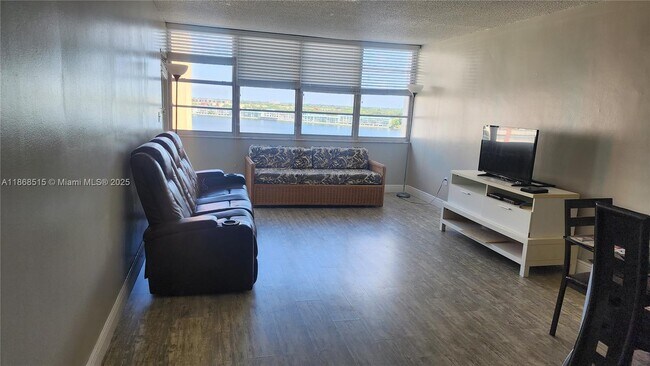 Building Photo - 1351 NE Miami Gardens Dr