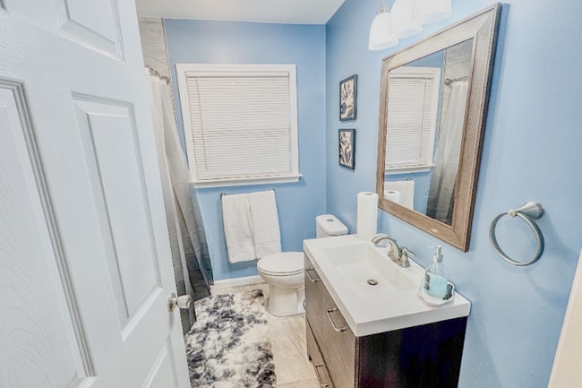 Building Photo - 618 Troy St