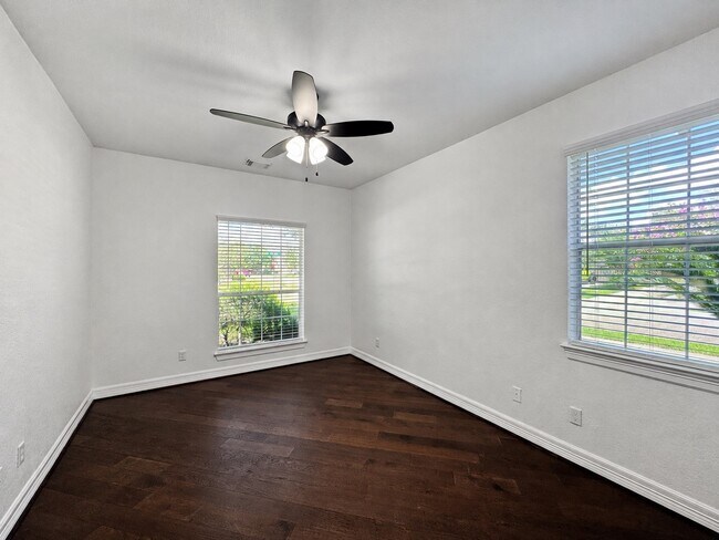Foto del edificio - 3301 Elm Creek Dr