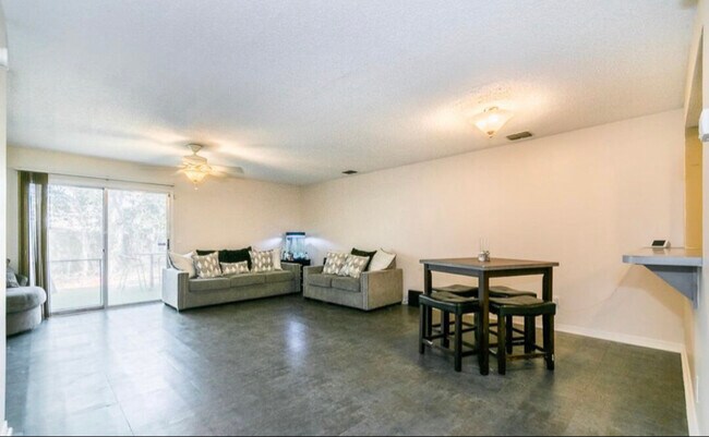 Foto del edificio - 5545 Bennington Dr