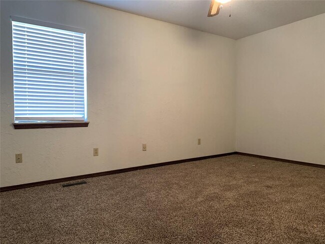 Building Photo - 518 Garland Ct