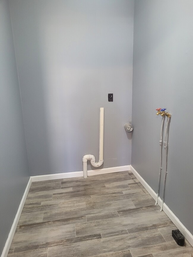 Building Photo - 1323 W 4th St