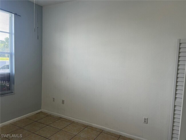 Foto del edificio - 3841 Schoolhouse Rd E