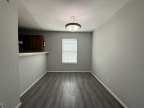 Building Photo - 304 Dell Ct