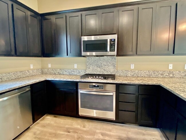 Building Photo - AVAILABLE BY 5/9, SPACIOUS 3 BED, 2.5 BATHS, 2 CAR GARAGE WITH LARGE BACKYARD ON A CUL-DE-SAC