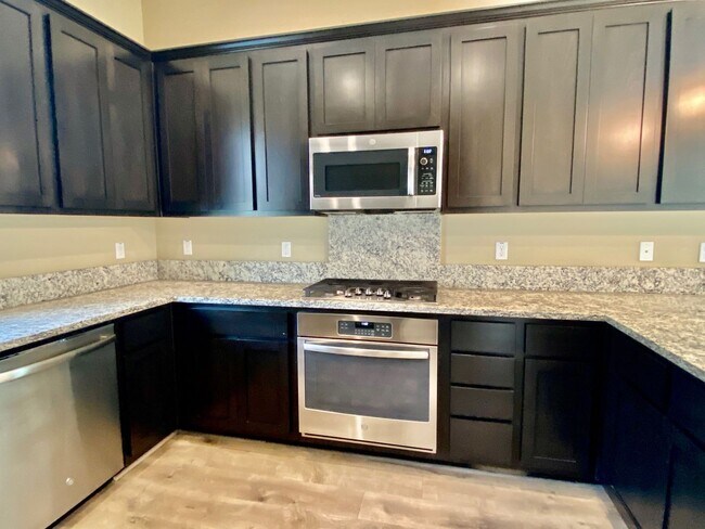 Foto del edificio - AVAILABLE BY 5/9, SPACIOUS 3 BED, 2.5 BATHS, 2 CAR GARAGE WITH LARGE BACKYARD ON A CUL-DE-SAC
