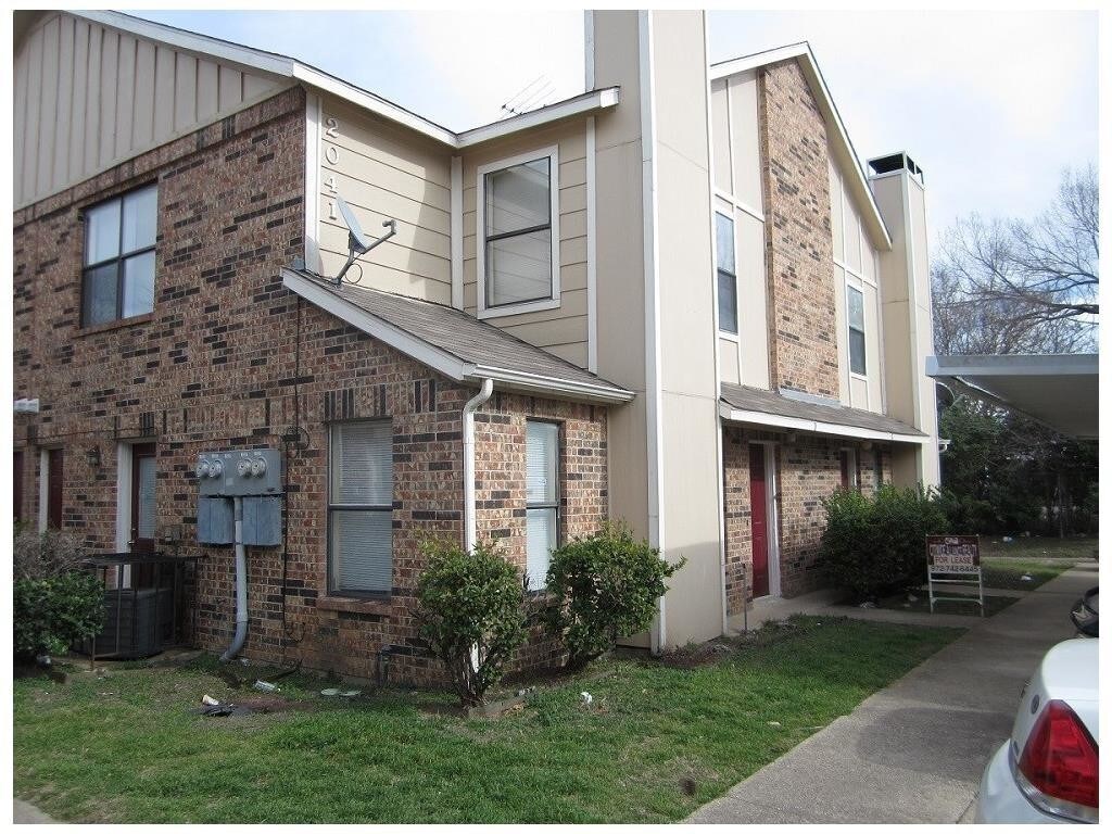 Primary Photo - 2041 W Walnut St