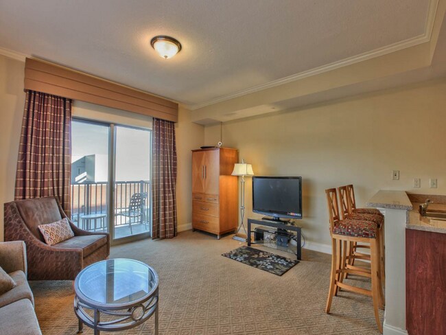 Foto del edificio - 215 W College Ave