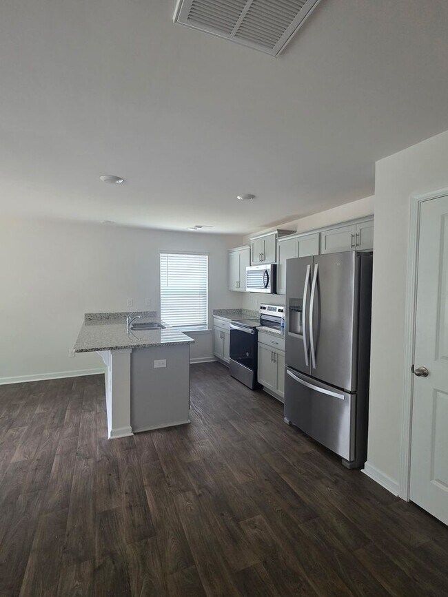 Foto del edificio - Perfectly Located Townhome