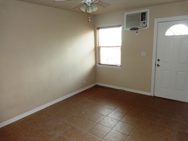 Sala de estar - 109 E 4th St