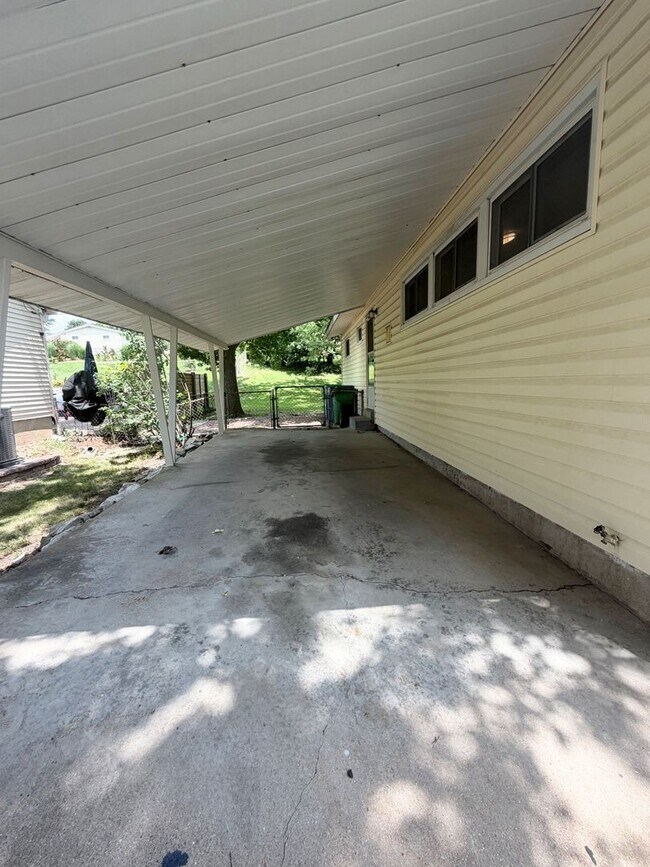 Building Photo - Crestwood Charm 3bd 2bth SFH