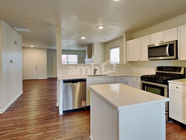 Foto del edificio - 1245 Cloverview St