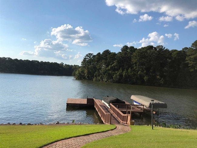 Building Photo - 1520 Dogwood Dr
