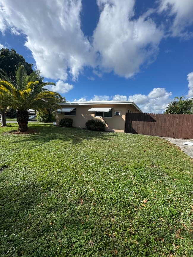 Foto del edificio - 2585 NE 11th Ct