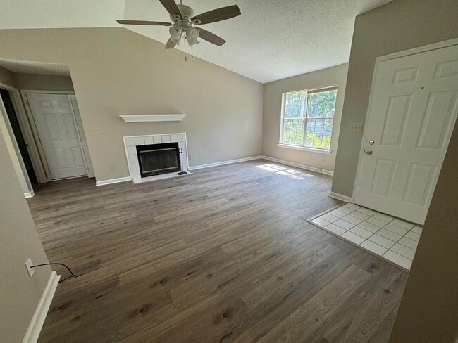 Building Photo - 1052 Longstreet Dr