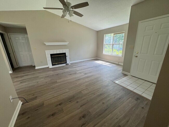 Foto del edificio - 1052 Longstreet Dr