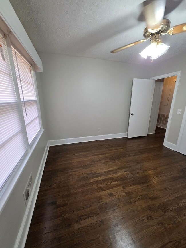 Foto del edificio - 107 Creek Dr