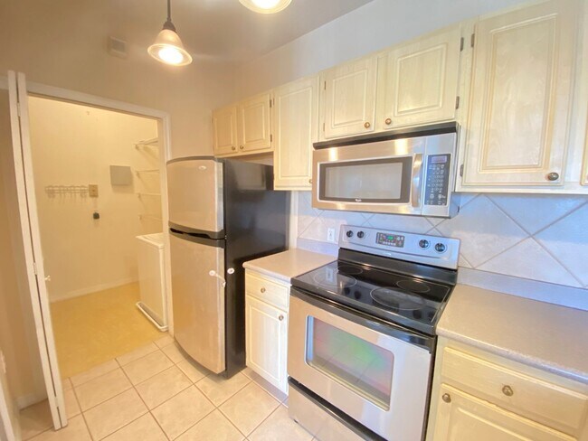 Building Photo - 2B/2B house located in the desirable area ...
