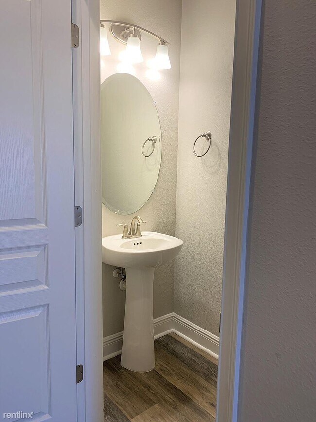 Building Photo - 3 br, 2.5 bath Townhome - 225 E Grant st