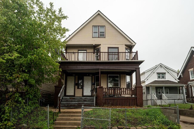Foto del edificio - Classic Charm with Modern Updates - Upper ...
