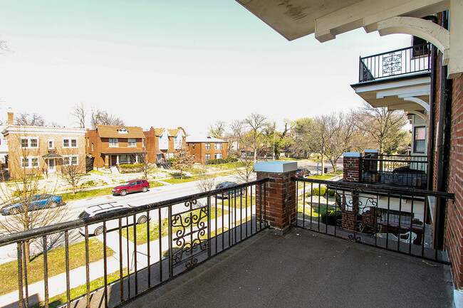 Building Photo - Rehabbed 2-bedroom apartment in the heart ...