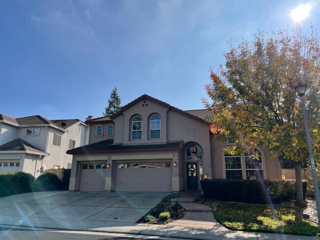 Foto del edificio - BEAUTIFUL 2-STORY HOME WITH POOL & 3 CAR GARAGE IN ROCKLIN!