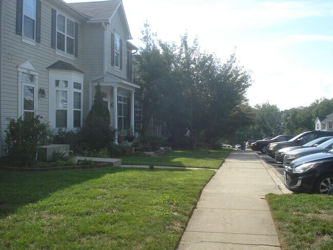 Foto del edificio - 445 Amelanchier Ct