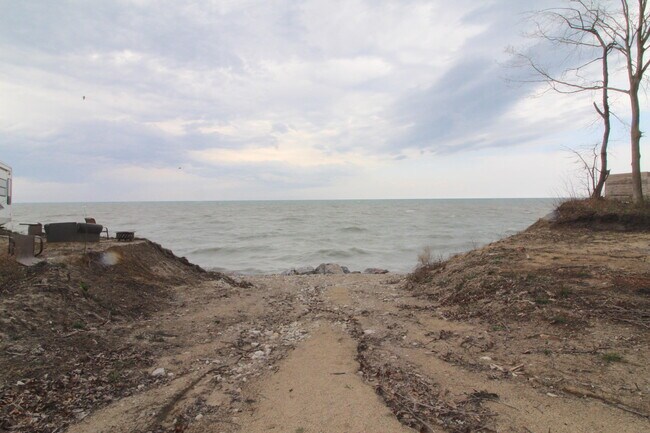 Building Photo - 5219 S Lakeshore Dr