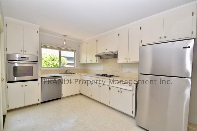 Building Photo - 136 Golden Hind Psge