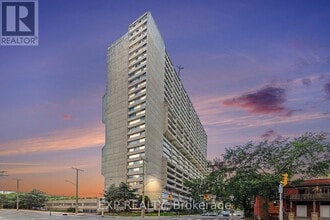 Building Photo - 500 Laurier Ave W