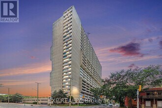 Building Photo - 500 Laurier Ave W