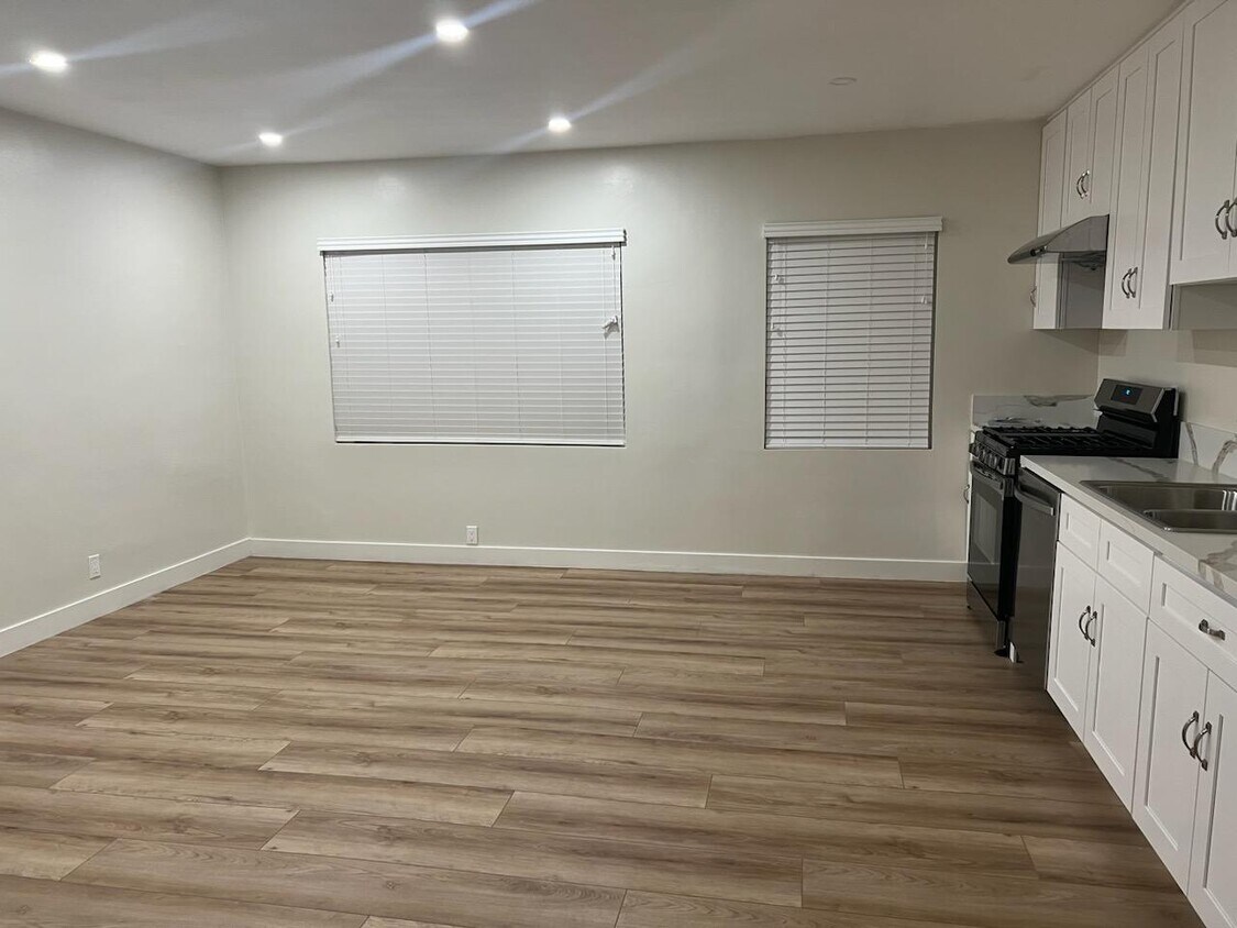 Foto principal - 2431 W Jefferson Blvd
