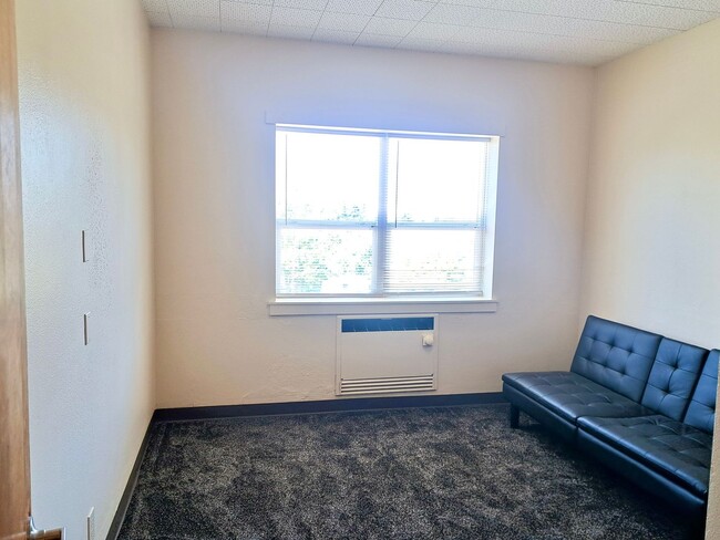Building Photo - Eagle Crest Village Apartments #328: 1bdrm/1bath – All Utilities & Wi-Fi Included!