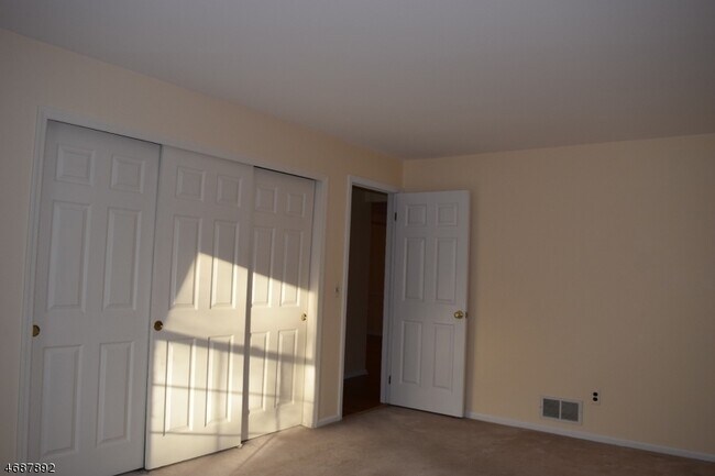 Foto del edificio - 65 Jamestown Rd