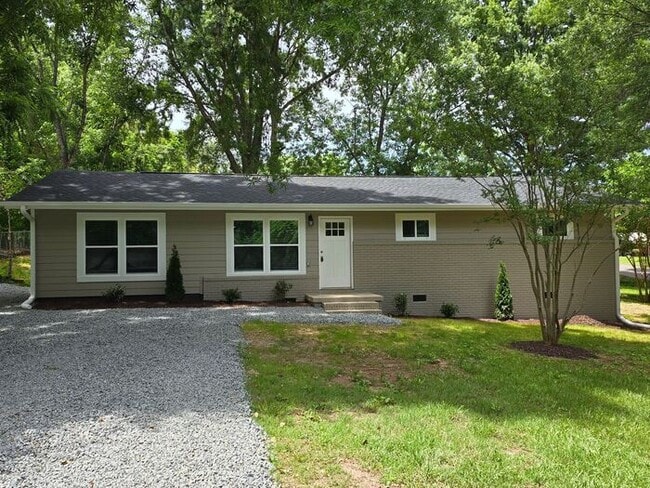 Building Photo - Beautifully Updated Brick Ranch Home with ...