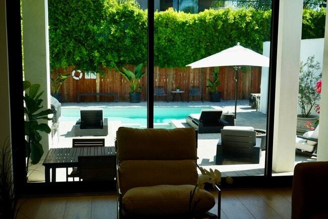 Building Photo - 738 N Sierra Bonita Ave