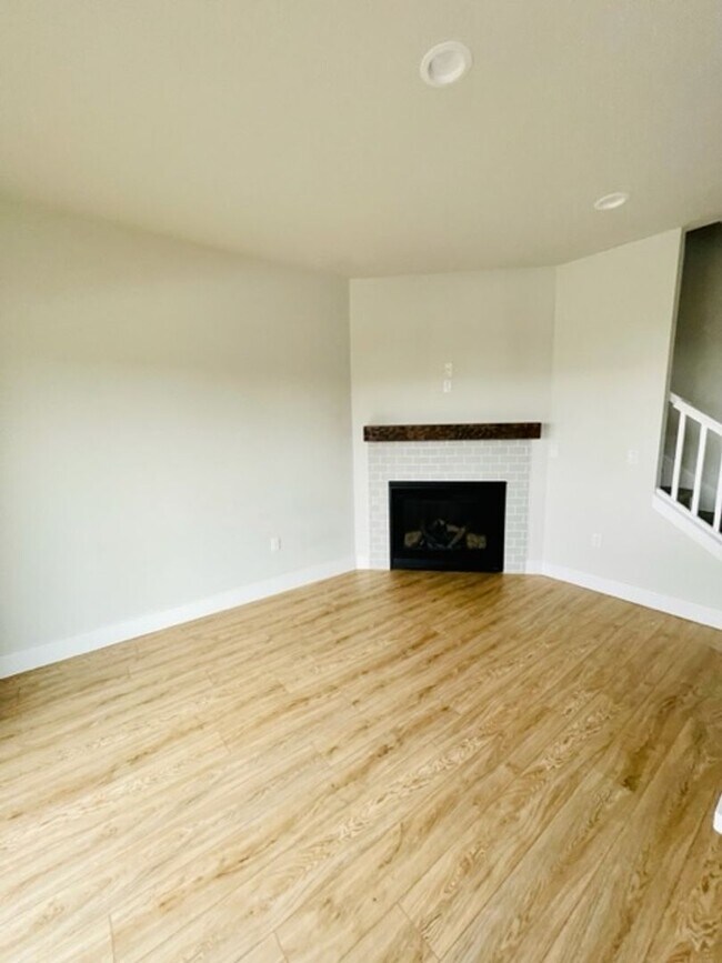Building Photo - 1718 NE Lotus Dr