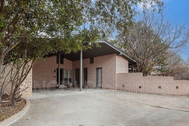 Foto del edificio - 16 Larkwood Ln