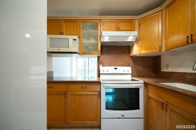 Photo - $2,550 / 2br - 793ft2 - Maintained and Freshly Painted 2BR/1BA/2PKG unit in Waikalani Woodland (M... House
