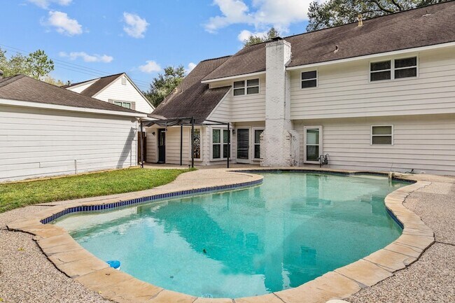 Building Photo - 827 Thicket Ln