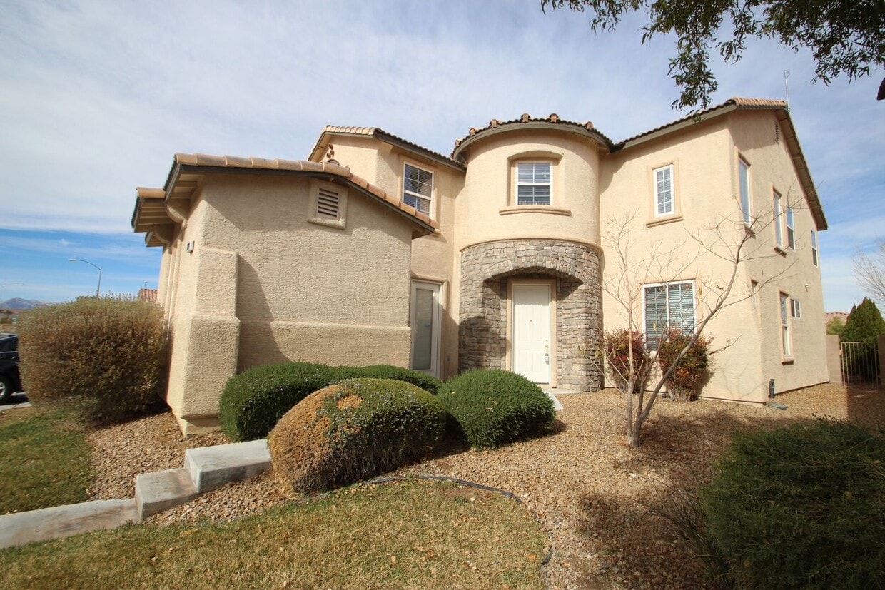 Primary Photo - Beautiful 2-story home with 4 bedrooms loc...